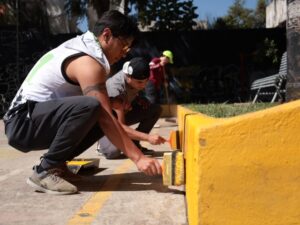 Personal del DIF Municipal de San Pedro Cholula y la Delegación 18 del SEDIF Puebla realizaron una jornada de mantenimiento integral en el parque del barrio de Santiago Mixquitla