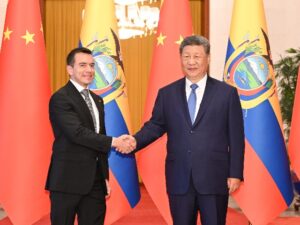 El presidente de China, Xi Jinping, defendió este martes la libertad de los países latinoamericanos para definir su política exterior y elegir a sus socios internacionales. Durante la recepción oficial en Pekín a su homólogo ecuatoriano, Daniel Noboa