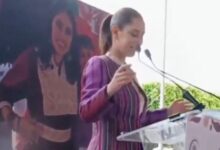 La senadora hidalguense por Morena, Simey Olvera Bautista, quedó en el centro de la controversia durante la rendición de su segundo informe legislativo en Ixmiquilpan, Hidalgo. La legisladora sorprendió al público al incluir en el programa a "Claudita"