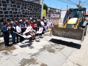 La presidenta municipal de San Pedro Cholula, Tonantzin Fernández, dio el banderazo de inicio a la rehabilitación integral de la calle 25 Poniente