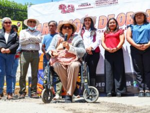 La presidenta municipal de San Pedro Cholula, Tonantzin Fernández, dio el banderazo de inicio a la rehabilitación integral de la calle 25 Poniente