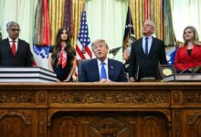 El presidente de Estados Unidos, Donald Trump, firmó un decreto que recomienda espaciar la administración de vacunas en los niños