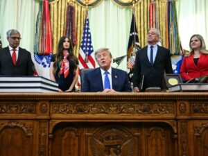 El presidente de Estados Unidos, Donald Trump, firmó un decreto que recomienda espaciar la administración de vacunas en los niños