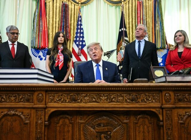 El presidente de Estados Unidos, Donald Trump, firmó un decreto que recomienda espaciar la administración de vacunas en los niños