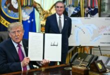El presidente de Estados Unidos, Donald Trump, intensificó este jueves la tensión diplomática y comercial con Canadá al firmar una orden ejecutiva que rebautiza el lago Ontario como "Lago América"