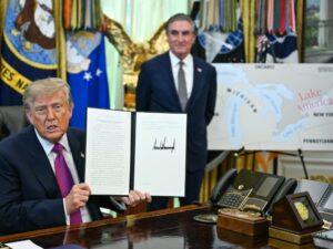 El presidente de Estados Unidos, Donald Trump, intensificó este jueves la tensión diplomática y comercial con Canadá al firmar una orden ejecutiva que rebautiza el lago Ontario como "Lago América"
