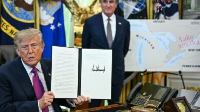 El presidente de Estados Unidos, Donald Trump, intensificó este jueves la tensión diplomática y comercial con Canadá al firmar una orden ejecutiva que rebautiza el lago Ontario como "Lago América"