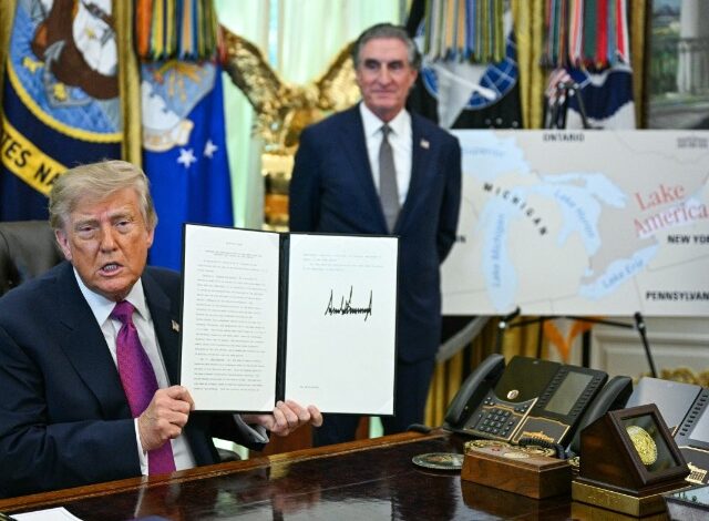 El presidente de Estados Unidos, Donald Trump, intensificó este jueves la tensión diplomática y comercial con Canadá al firmar una orden ejecutiva que rebautiza el lago Ontario como "Lago América"