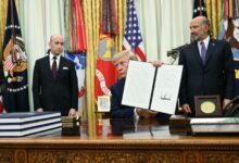 El presidente Donald Trump firmó un nuevo decreto para restringir el denominado "turismo de nacimiento" en Estados Unidos.
