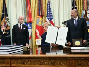El presidente Donald Trump firmó un nuevo decreto para restringir el denominado "turismo de nacimiento" en Estados Unidos.