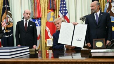 El presidente Donald Trump firmó un nuevo decreto para restringir el denominado "turismo de nacimiento" en Estados Unidos.
