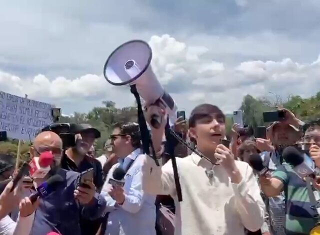 Aspirantes a la Universidad Nacional Autónoma de México (UNAM) reabrieron la circulación en el cruce de avenida Insurgentes Sur y Copilco, luego de mantener un bloqueo vial de dos horas y media este lunes.