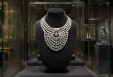 Dos hombres a cara descubierta robaron este jueves un histórico collar de Van Cleef & Arpels en el Museo de Artes Aplicadas de Viena (MAK). Los sospechosos compraron sus entradas, rompieron una vitrina con un martillo a plena luz del día y huyeron con la joya. La policía austriaca confirmó que uno de los asaltantes iba armado.