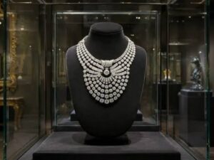 Dos hombres a cara descubierta robaron este jueves un histórico collar de Van Cleef & Arpels en el Museo de Artes Aplicadas de Viena (MAK). Los sospechosos compraron sus entradas, rompieron una vitrina con un martillo a plena luz del día y huyeron con la joya. La policía austriaca confirmó que uno de los asaltantes iba armado.