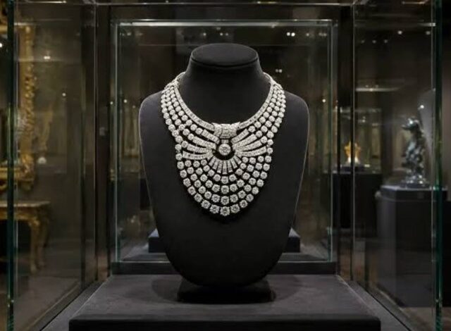 Dos hombres a cara descubierta robaron este jueves un histórico collar de Van Cleef & Arpels en el Museo de Artes Aplicadas de Viena (MAK). Los sospechosos compraron sus entradas, rompieron una vitrina con un martillo a plena luz del día y huyeron con la joya. La policía austriaca confirmó que uno de los asaltantes iba armado.