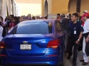 Un automóvil a alta velocidad irrumpió en la zona peatonal del Centro Histórico de Zacatlán y embistió a un grupo de personas que se encontraban en las terrazas de los establecimientos sobre el Andador Benito Juárez
