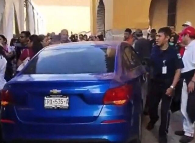Un automóvil a alta velocidad irrumpió en la zona peatonal del Centro Histórico de Zacatlán y embistió a un grupo de personas que se encontraban en las terrazas de los establecimientos sobre el Andador Benito Juárez