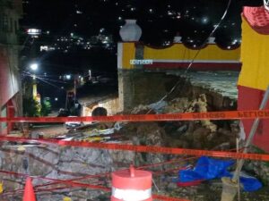 El colapso de aproximadamente 200 metros de la barda perimetral de la iglesia de Zoquitlán provocó la indignación de vecinos y feligreses.