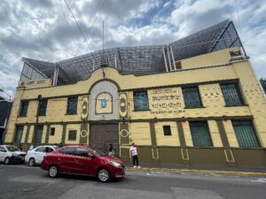 A casi una semana del inicio del ciclo escolar, autoridades de Puebla colocaron sellos de suspensión de publicidad en la Academia Ignacio Zaragoza