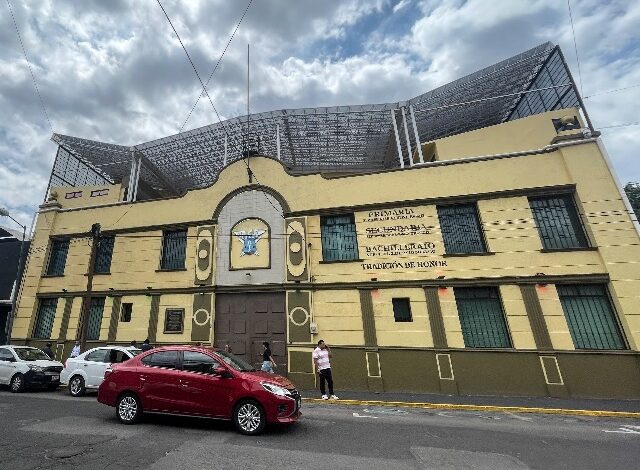 A casi una semana del inicio del ciclo escolar, autoridades de Puebla colocaron sellos de suspensión de publicidad en la Academia Ignacio Zaragoza