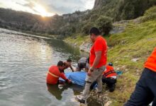 Un menor de 14 años perdió la vida en la laguna de Aljojuca, Puebla, tras quedar atrapado a 13 metros de profundidad. Elementos del Grupo de Rescate Acuático y Protección Civil desplegaron un operativo para recuperar el cuerpo y entregarlo a las autoridades correspondientes.