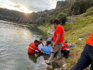 Un menor de 14 años perdió la vida en la laguna de Aljojuca, Puebla, tras quedar atrapado a 13 metros de profundidad. Elementos del Grupo de Rescate Acuático y Protección Civil desplegaron un operativo para recuperar el cuerpo y entregarlo a las autoridades correspondientes.