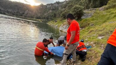 Un menor de 14 años perdió la vida en la laguna de Aljojuca, Puebla, tras quedar atrapado a 13 metros de profundidad. Elementos del Grupo de Rescate Acuático y Protección Civil desplegaron un operativo para recuperar el cuerpo y entregarlo a las autoridades correspondientes.