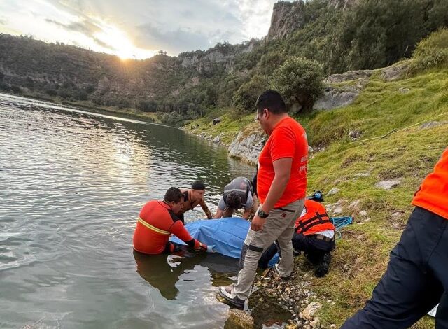 Un menor de 14 años perdió la vida en la laguna de Aljojuca, Puebla, tras quedar atrapado a 13 metros de profundidad. Elementos del Grupo de Rescate Acuático y Protección Civil desplegaron un operativo para recuperar el cuerpo y entregarlo a las autoridades correspondientes.