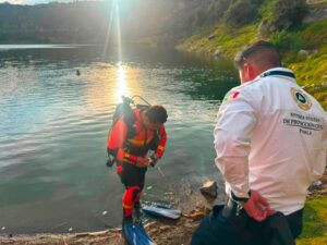 Un menor de 14 años perdió la vida en la laguna de Aljojuca, Puebla, tras quedar atrapado a 13 metros de profundidad. Elementos del Grupo de Rescate Acuático y Protección Civil desplegaron un operativo para recuperar el cuerpo y entregarlo a las autoridades correspondientes.