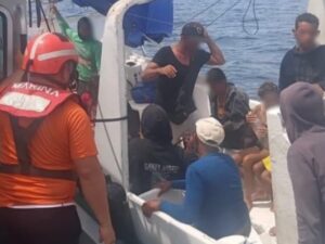 La Marina de México rescató a 16 migrantes cubanos —12 adultos y cuatro menores— que navegaban a la deriva cerca de la Península de Yucatán