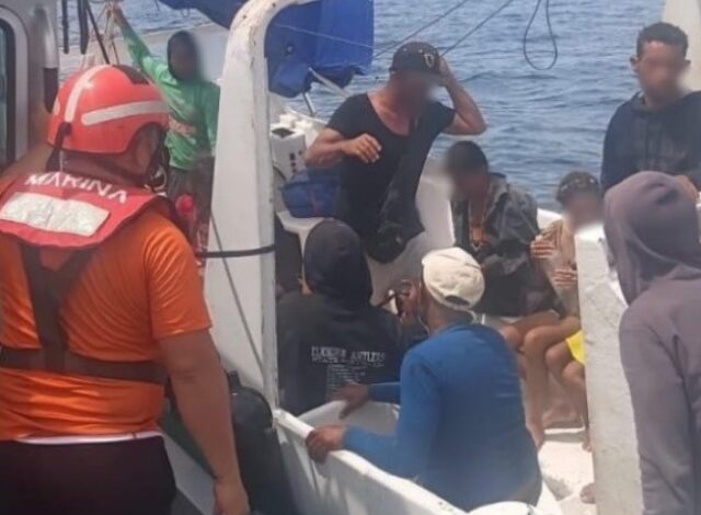 La Marina de México rescató a 16 migrantes cubanos —12 adultos y cuatro menores— que navegaban a la deriva cerca de la Península de Yucatán