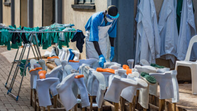 La Organización Mundial de la Salud (OMS) prevé iniciar en octubre o noviembre los ensayos clínicos de tres posibles vacunas contra el ébola. La medida busca frenar la cepa que ya causó miles de muertes en la República Democrática del Congo.