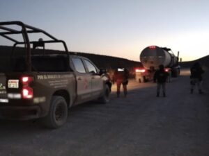 Fuerzas federales asestaron un duro golpe al crimen organizado en Tihuatlán, Veracruz tras incautar más de 50 mil litros de huachicol, armas de fuego y vehículos en operativos estratégicos.