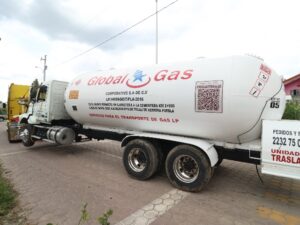 Fuerzas de seguridad de los tres niveles de gobierno catearon la tarde de este jueves 27 de agosto un predio utilizado para el almacenamiento de huachigas en San Andrés Cholula.