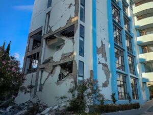 Los equipos de emergencia buscan a posibles supervivientes entre los escombros este sábado tras un fuerte terremoto de magnitud 7.7 en el este de Indonesia. Las autoridades de gestión de catástrofes confirman al menos 47 muertos y 50 heridos