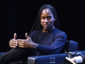 Las autoridades británicas hallaron muerto este viernes a Jason Arday, de 41 años, exprofesor de la Universidad de Cambridge que renunció recientemente en medio de un polémico escándalo de plagio y denuncias de acoso racial.