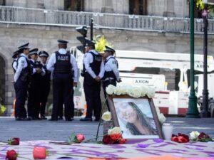Familiares y conocidos de Karla Valeria se congregaron en el Zócalo de la capital poblana para colocar una ofrenda en su memoria y marcharon hacia la Fiscalía General del Estado (FGE)