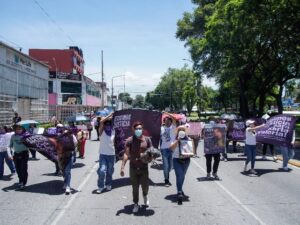 Familiares y conocidos de Karla Valeria se congregaron en el Zócalo de la capital poblana para colocar una ofrenda en su memoria y marcharon hacia la Fiscalía General del Estado (FGE)