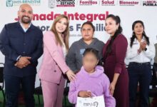 El Sistema Estatal para el Desarrollo Integral de la Familia (SEDIF), en alianza con la Fundación Dante Eludier, entregó 61 auxiliares auditivos bilaterales a 30 niñas, niños y adolescentes con discapacidad auditiva durante la Jornada Integral "Por Amor a las Familias", realizada en la explanada del Estadio Cuauhtémoc.