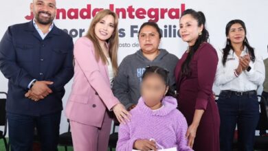 El Sistema Estatal para el Desarrollo Integral de la Familia (SEDIF), en alianza con la Fundación Dante Eludier, entregó 61 auxiliares auditivos bilaterales a 30 niñas, niños y adolescentes con discapacidad auditiva durante la Jornada Integral "Por Amor a las Familias", realizada en la explanada del Estadio Cuauhtémoc.