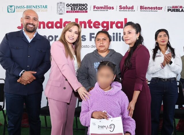 El Sistema Estatal para el Desarrollo Integral de la Familia (SEDIF), en alianza con la Fundación Dante Eludier, entregó 61 auxiliares auditivos bilaterales a 30 niñas, niños y adolescentes con discapacidad auditiva durante la Jornada Integral "Por Amor a las Familias", realizada en la explanada del Estadio Cuauhtémoc.