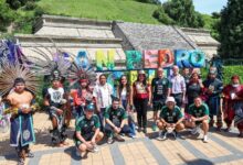 SAN PEDRO CHOLULA, PUE. — La Selección Mexicana de Futbol Sub-20 realizó un recorrido cultural y gastronómico por San Pedro Cholula como parte de la estrategia conjunta entre la presidenta municipal Tonantzin Fernández y el gobernador Alejandro Armenta para impulsar la proyección turística del municipio. Así fue la visita de la Selección Sub-20 a San Pedro Cholula Historia y patrimonio en la Gran Pirámide Durante la jornada, los integrantes del representativo nacional y su cuerpo técnico recorrieron la Zona Arqueológica y el Museo de Sitio. Los futbolistas conocieron la riqueza patrimonial de la Gran Pirámide de Cholula —reconocida por tener la base piramidal más grande del mundo— y su relevancia histórica para Puebla y todo México. Asimismo, las autoridades locales explicaron a los deportistas las acciones que ejecuta el Ayuntamiento para fortalecer el comercio local a través de la cultura, la historia y las tradiciones. Gastronomía y artesanía en el Parque Soria La agenda incluyó una parada en el Parque Soria, donde la delegación convivió con artesanas y artesanos de la región. Durante este encuentro, los seleccionados participaron en una degustación de cacao tradicional y disfrutaron del clásico chile en nogada, platillo insignia de la temporada gastronómica poblana. A través de sus redes sociales, la alcaldesa Tonantzin Fernández destacó la presencia de Andrés Lillini, director de Selecciones Nacionales Menores de la FMF, y de Roberto "El Capi" Ruiz Esparza, quienes acompañaron la comitiva durante el trayecto. Con estas actividades, la administración municipal reafirma su compromiso de colaborar con el Gobierno del Estado para consolidar a San Pedro Cholula entre los destinos turísticos clave de la entidad.