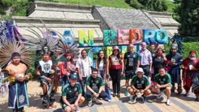 SAN PEDRO CHOLULA, PUE. — La Selección Mexicana de Futbol Sub-20 realizó un recorrido cultural y gastronómico por San Pedro Cholula como parte de la estrategia conjunta entre la presidenta municipal Tonantzin Fernández y el gobernador Alejandro Armenta para impulsar la proyección turística del municipio. Así fue la visita de la Selección Sub-20 a San Pedro Cholula Historia y patrimonio en la Gran Pirámide Durante la jornada, los integrantes del representativo nacional y su cuerpo técnico recorrieron la Zona Arqueológica y el Museo de Sitio. Los futbolistas conocieron la riqueza patrimonial de la Gran Pirámide de Cholula —reconocida por tener la base piramidal más grande del mundo— y su relevancia histórica para Puebla y todo México. Asimismo, las autoridades locales explicaron a los deportistas las acciones que ejecuta el Ayuntamiento para fortalecer el comercio local a través de la cultura, la historia y las tradiciones. Gastronomía y artesanía en el Parque Soria La agenda incluyó una parada en el Parque Soria, donde la delegación convivió con artesanas y artesanos de la región. Durante este encuentro, los seleccionados participaron en una degustación de cacao tradicional y disfrutaron del clásico chile en nogada, platillo insignia de la temporada gastronómica poblana. A través de sus redes sociales, la alcaldesa Tonantzin Fernández destacó la presencia de Andrés Lillini, director de Selecciones Nacionales Menores de la FMF, y de Roberto "El Capi" Ruiz Esparza, quienes acompañaron la comitiva durante el trayecto. Con estas actividades, la administración municipal reafirma su compromiso de colaborar con el Gobierno del Estado para consolidar a San Pedro Cholula entre los destinos turísticos clave de la entidad.