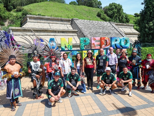 SAN PEDRO CHOLULA, PUE. — La Selección Mexicana de Futbol Sub-20 realizó un recorrido cultural y gastronómico por San Pedro Cholula como parte de la estrategia conjunta entre la presidenta municipal Tonantzin Fernández y el gobernador Alejandro Armenta para impulsar la proyección turística del municipio. Así fue la visita de la Selección Sub-20 a San Pedro Cholula Historia y patrimonio en la Gran Pirámide Durante la jornada, los integrantes del representativo nacional y su cuerpo técnico recorrieron la Zona Arqueológica y el Museo de Sitio. Los futbolistas conocieron la riqueza patrimonial de la Gran Pirámide de Cholula —reconocida por tener la base piramidal más grande del mundo— y su relevancia histórica para Puebla y todo México. Asimismo, las autoridades locales explicaron a los deportistas las acciones que ejecuta el Ayuntamiento para fortalecer el comercio local a través de la cultura, la historia y las tradiciones. Gastronomía y artesanía en el Parque Soria La agenda incluyó una parada en el Parque Soria, donde la delegación convivió con artesanas y artesanos de la región. Durante este encuentro, los seleccionados participaron en una degustación de cacao tradicional y disfrutaron del clásico chile en nogada, platillo insignia de la temporada gastronómica poblana. A través de sus redes sociales, la alcaldesa Tonantzin Fernández destacó la presencia de Andrés Lillini, director de Selecciones Nacionales Menores de la FMF, y de Roberto "El Capi" Ruiz Esparza, quienes acompañaron la comitiva durante el trayecto. Con estas actividades, la administración municipal reafirma su compromiso de colaborar con el Gobierno del Estado para consolidar a San Pedro Cholula entre los destinos turísticos clave de la entidad.