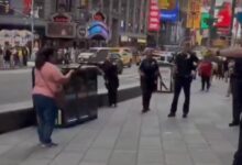 Un ataque con arma blanca provocó pánico este lunes en la concurrida zona de Times Square, Nueva York. Una mujer armada con dos cuchillos apuñaló a dos peatones