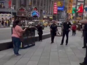 Un ataque con arma blanca provocó pánico este lunes en la concurrida zona de Times Square, Nueva York. Una mujer armada con dos cuchillos apuñaló a dos peatones