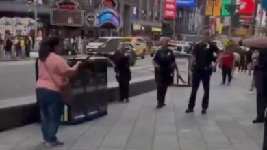 Un ataque con arma blanca provocó pánico este lunes en la concurrida zona de Times Square, Nueva York. Una mujer armada con dos cuchillos apuñaló a dos peatones