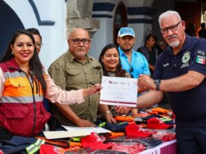 Para conmemorar el Día del Bombero en México, la presidenta municipal Tonantzin Fernández entregó uniformes completos a todo el personal de la Dirección de Protección Civil de San Pedro Cholula.