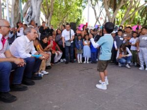 El presidente municipal Pepe Chedraui presenció el “Desafío de Trompo 2026” en el Zócalo de Puebla.