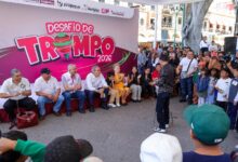 El presidente municipal Pepe Chedraui presenció el “Desafío de Trompo 2026” en el Zócalo de Puebla. El evento reunió a distintas generaciones alrededor de este juego tradicional para promover la convivencia comunitaria y el tejido social.